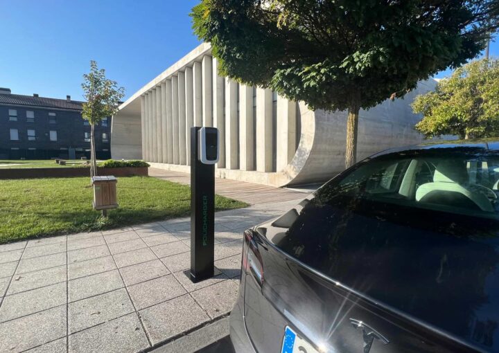 Regulaciones sobre puntos de carga de vehículos eléctricos en estacionamientos